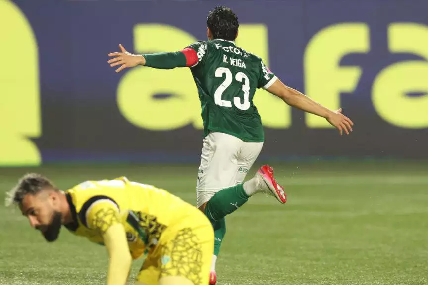 Com desfalques e talento, Palmeiras goleia Juventude por 4 a 1 e abre três pontos na liderança do Brasileirão.