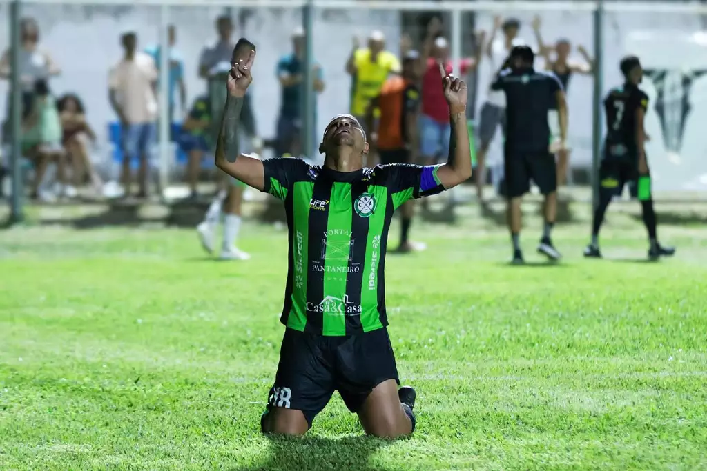 Pedro Neto comemora de joelhos após marcar o gol que fechou a goleada do Aquidauana sobre o Comercial no Estádio Noroeste. (Foto: Rodrigo Moreira)