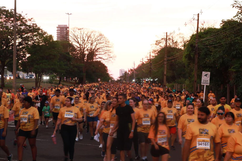 Caminhada da Corrida do Pantanal atrai quase 8 mil pessoas e se destaca pela leveza, inclusão e clima familiar.