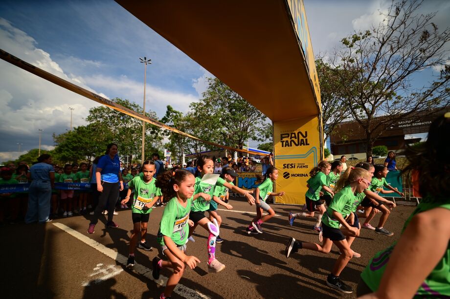 Crianças largam animadas para o percurso da Corrida Kids, que fez sua estreia na Corrida do Pantanal com provas de 100, 200 e 500 metros.