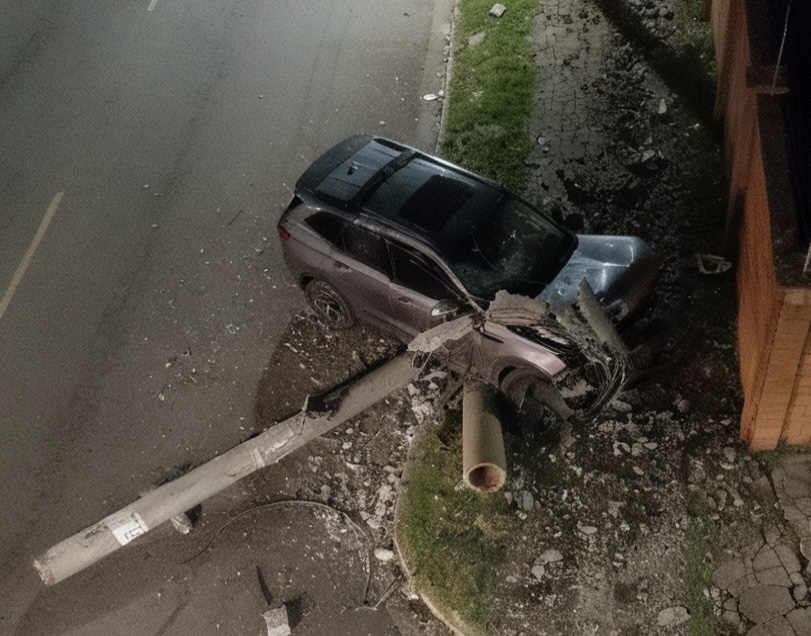 Vista aérea mostra SUV de luxo após bater em cheio contra um poste de concreto em rotatória do Alphaville, em Campo Grande.
