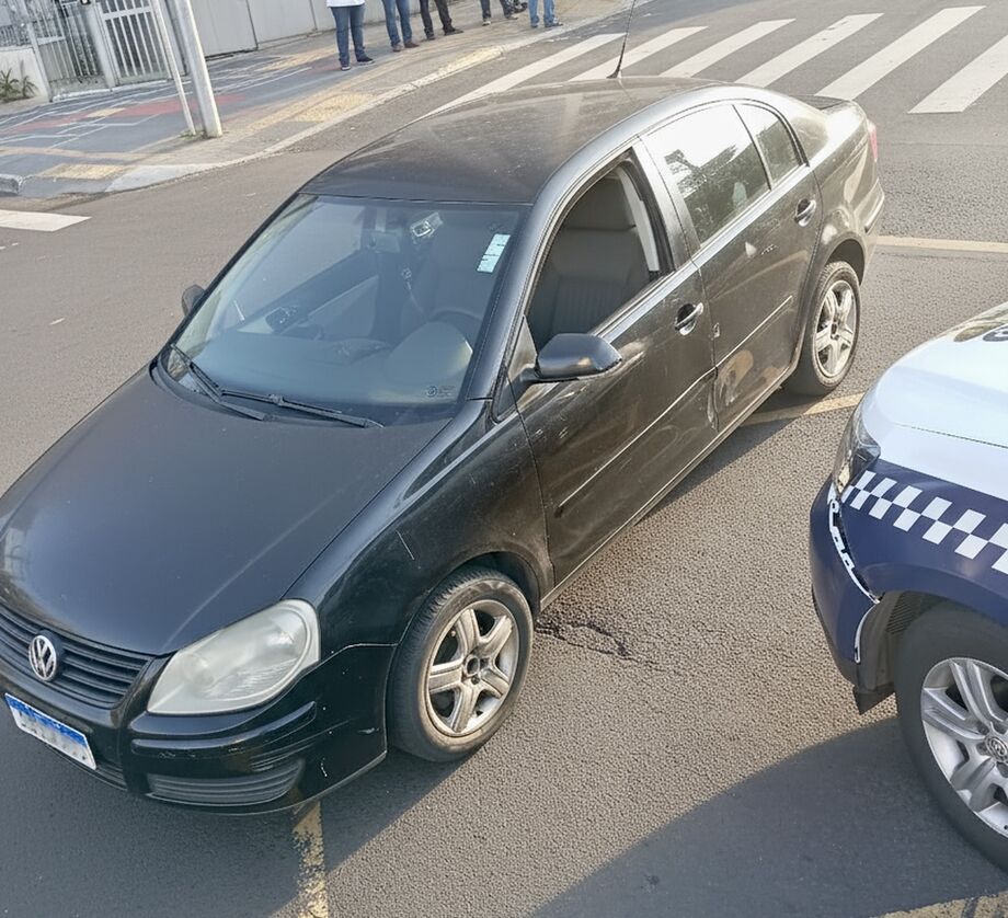 Na madrugada deste domingo, um motorista avançou o sinal vermelho e bateu em uma viatura da Polícia Militar no Centro de Campo Grande.