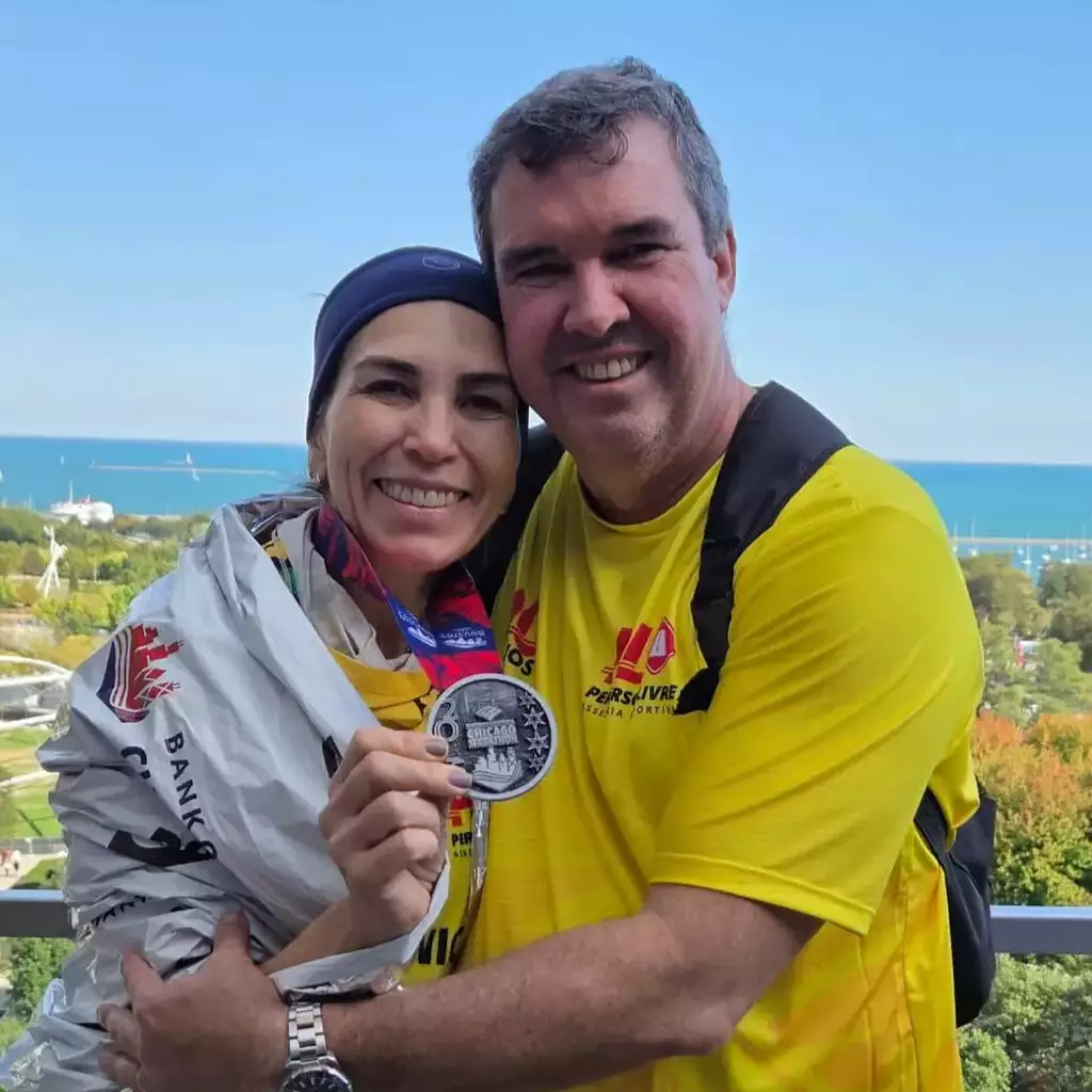 O governador Eduardo Riedel comemora com a esposa, Mônica, após ela concluir a Maratona de Chicago, nos Estados Unidos. Aos 55 anos, a primeira-dama completou sua primeira prova de 42 km.