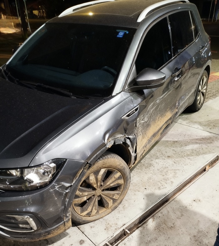 Carro modelo T-Cross ficou com a lateral danificada após colisão no cruzamento da Avenida 25 de Dezembro com a Avenida Mato Grosso, em Campo Grande.