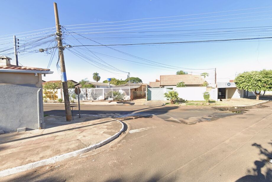 Cruzamento das ruas Ulisses Serra e Curitiba, no bairro Santo Antônio, em Campo Grande, onde um motorista colidiu com um poste e fugiu do local.