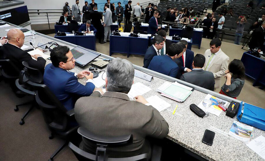Vereadores de Campo Grande debatem adoção de abrigos de ônibus por associações e nomeação de praça em homenagem a morador, durante sessão desta quintafeira.