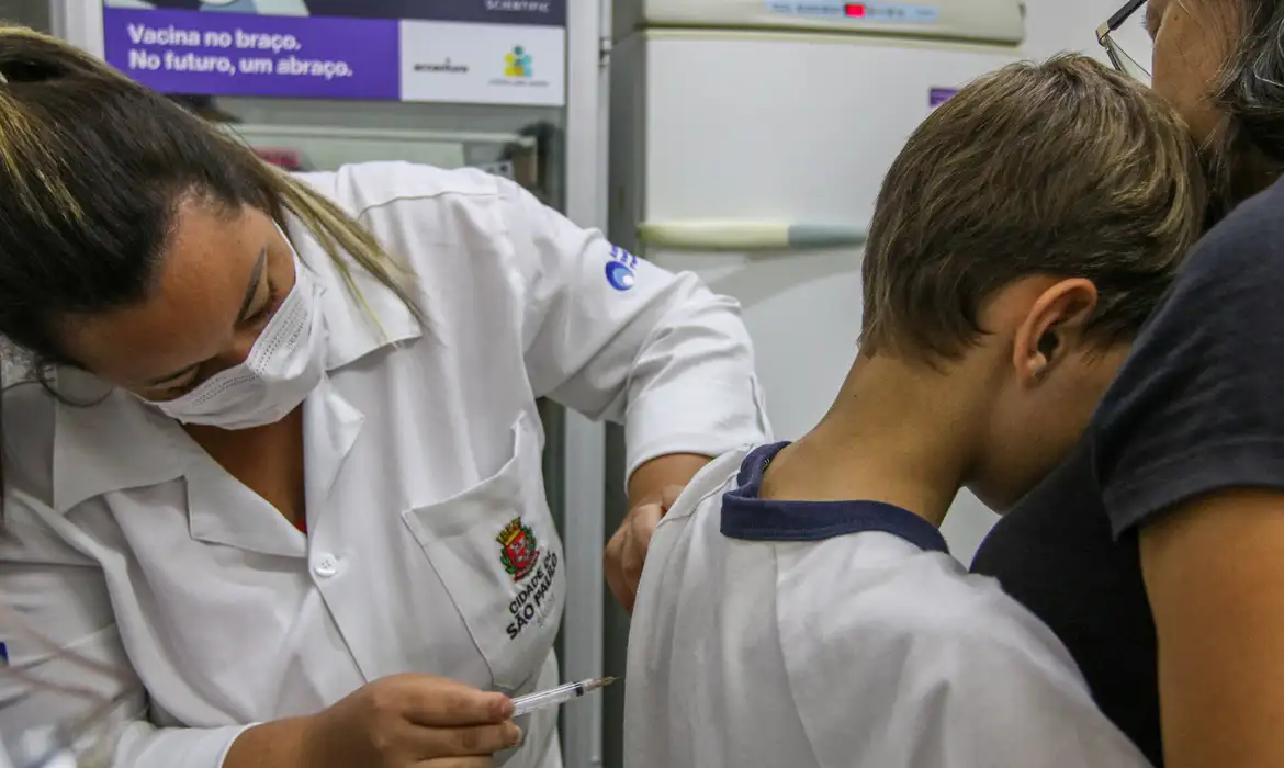Vacinação contra o HPV é oferecida gratuitamente pelo SUS e protege contra os tipos mais perigosos do vírus