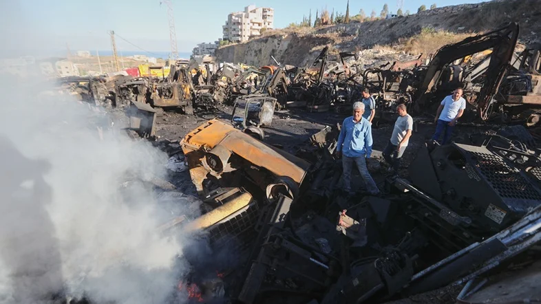 Ataque israelense no sul do Líbano deixou mortos e feridos e reacende tensão com o grupo Hezbollah.