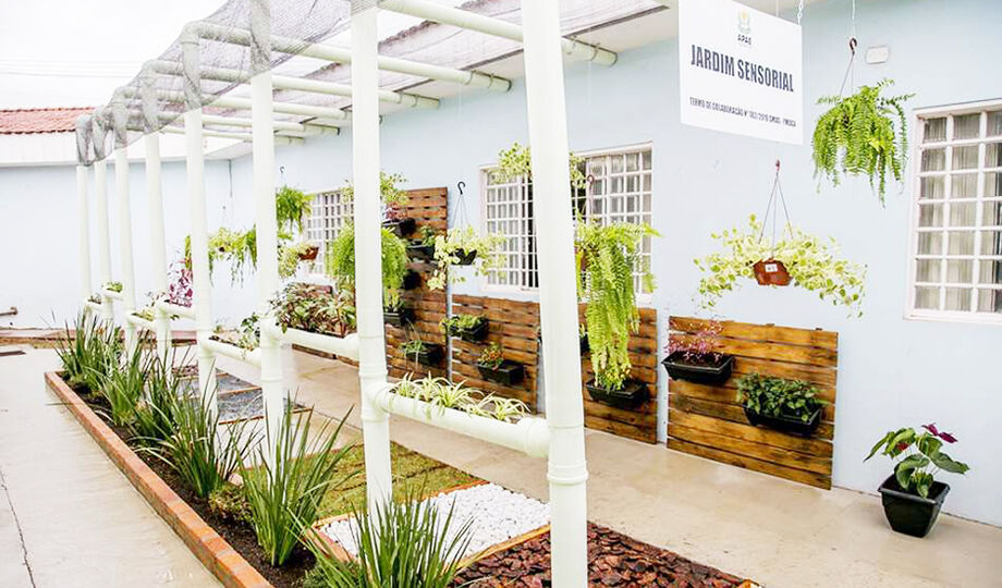 Espaço com plantas, texturas e sons promove acolhimento e desenvolvimento de crianças com autismo na APAE de Maracaju