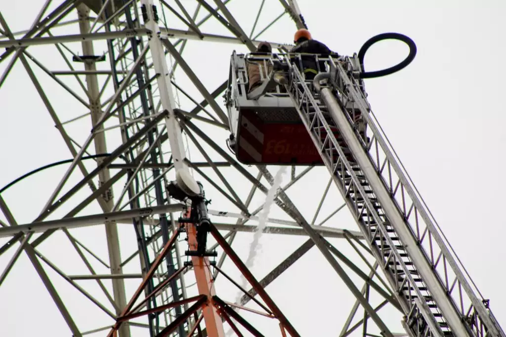 Bombeiros utilizam escada de 60 metros e 8 mil litros de água para conter incêndio em torre da Record, no bairro Vilas Boas, em Campo Grande