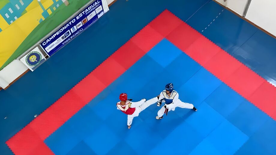 Atletas durante disputa de Kyorugui na Copa MS de Taekwondo 2025, realizada no Ginásio Moreninho, em Campo Grande.