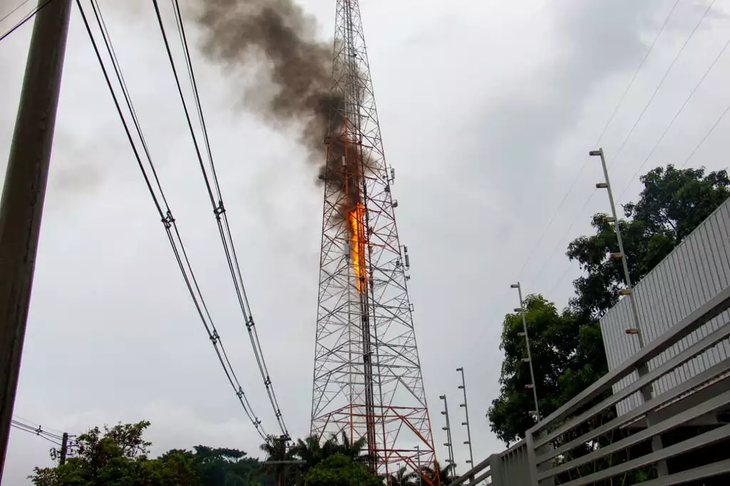Incêndio atingiu a torre de transmissão da Rede Record em Campo Grande
