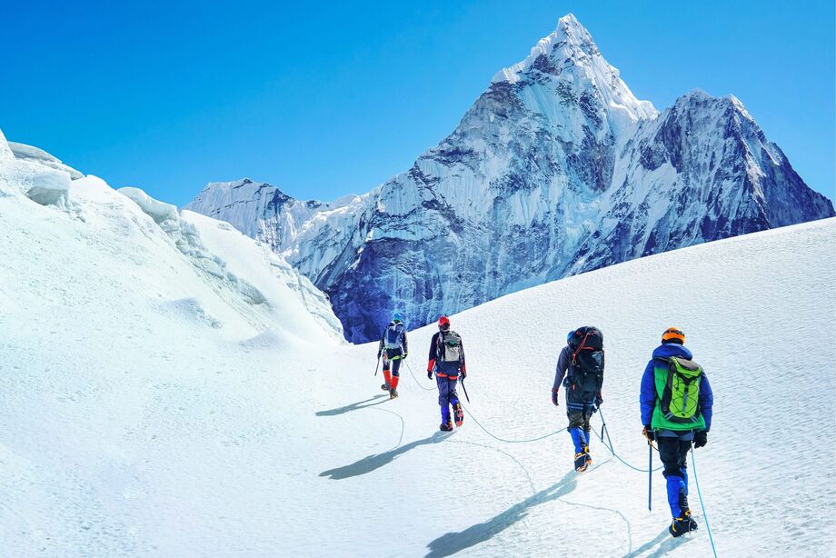 Grupo de escaladores na trilha do Monte Everest.