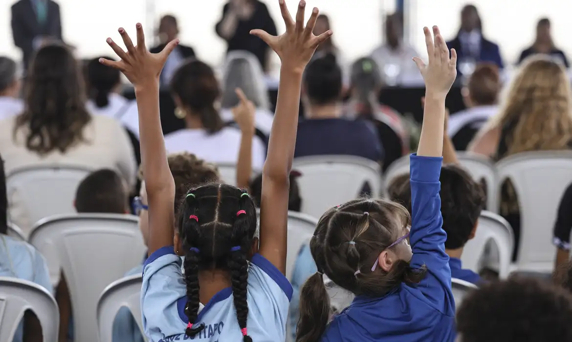 Mais brincadeira, menos tela: confira dicas para uma infância saudável.