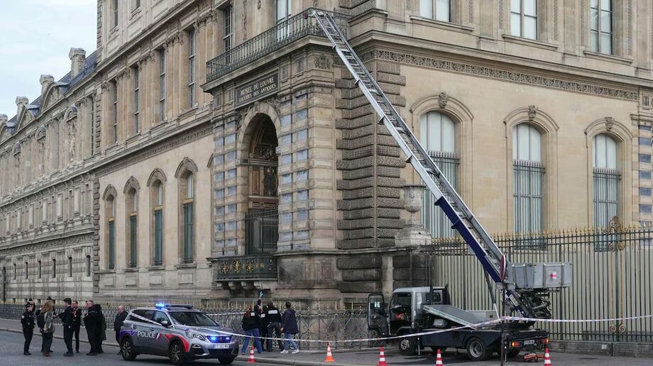 Ladrões instalaram um elevador de carga a um caminhão que foi usado para entrar no Museu do Louvre. A polícia ainda não informou como o veículo conseguiu acessar o local.