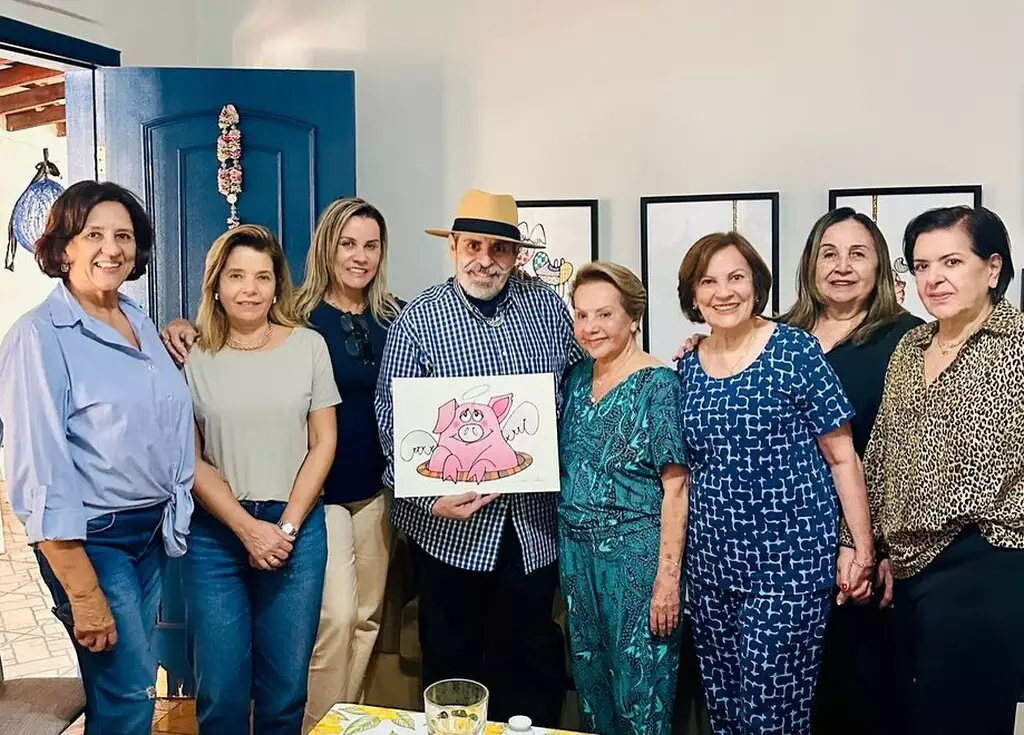 Luis Pedro Scalise apresenta a arte oficial da 5ª Feijoada Solidária ao lado das organizadoras do evento, em Campo Grande.