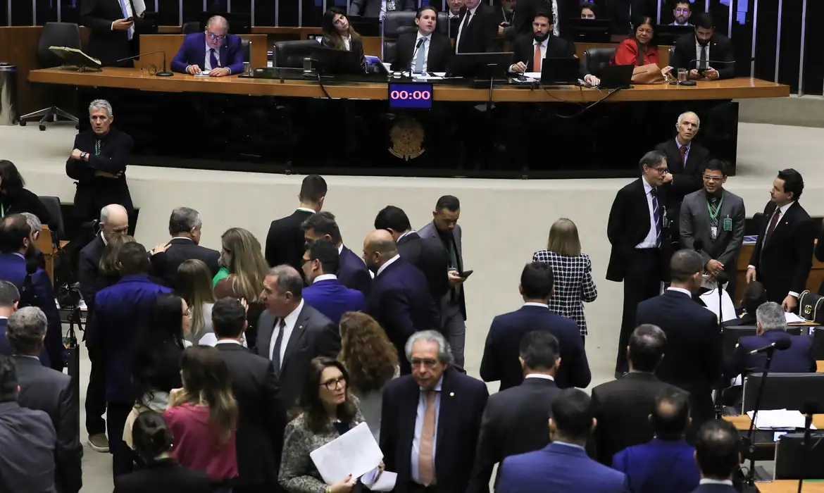Câmara aprova projeto que cria crime de domínio de cidades com penas de até 30 anos