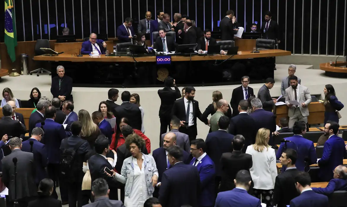 Câmara aprova urgência para votar projeto que proíbe cobrança por bagagem de mão em voos; medida reage a nova tarifa de companhias.