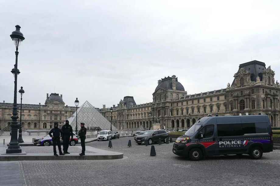 Policiais em frente ao museu do Louvre após o roubo neste domingo