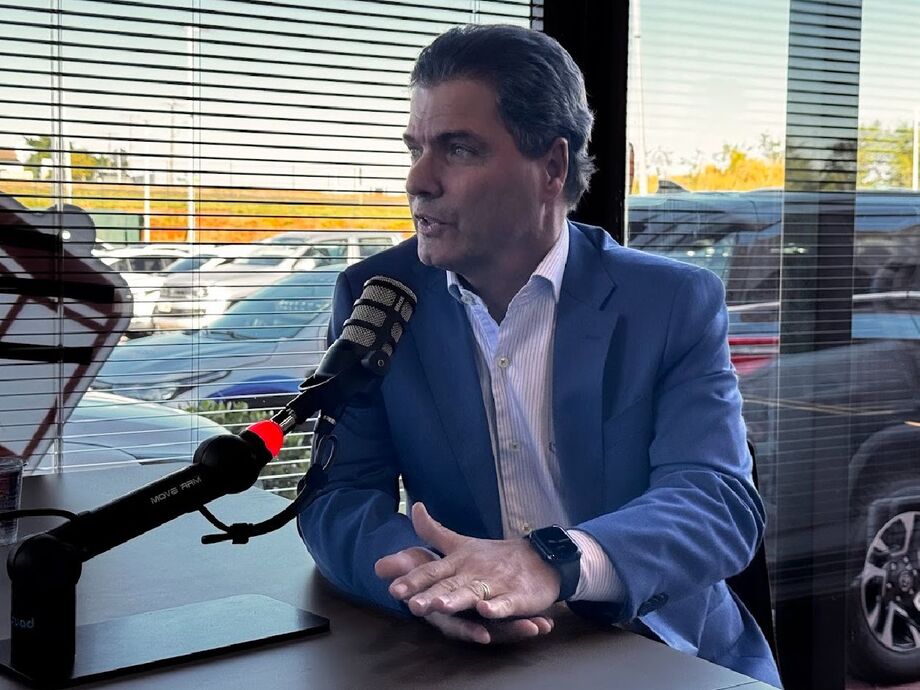 Prefeito Marcos Calderan conversa com o Jornal À Crítica no 3º Congresso dos Municípios de MS, em Campo Grande.