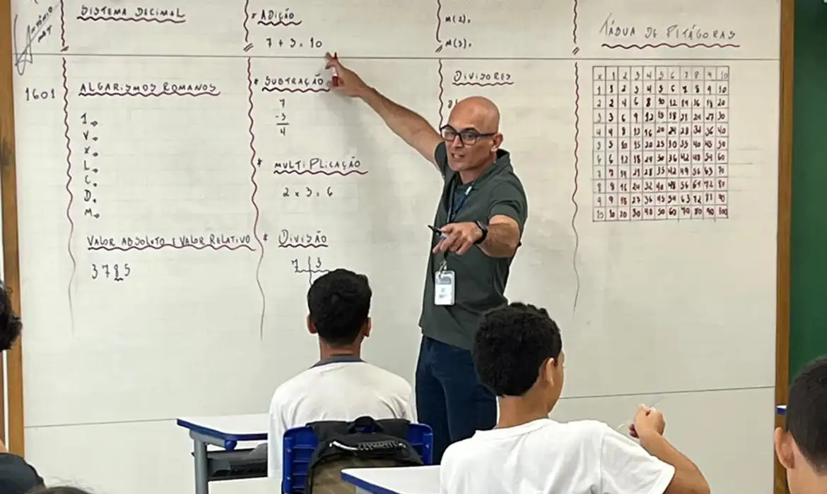 O professor Marcos Nunes, do Ginásio Educacional Olímpico Isabel Salgado, no Rio, mostra formas que encontra para despertar o interesse dos alunos