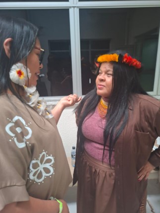 A ministra dos Povos Originários, Sônia Guajajara conversa com Maria Auxiliadora Bezerra