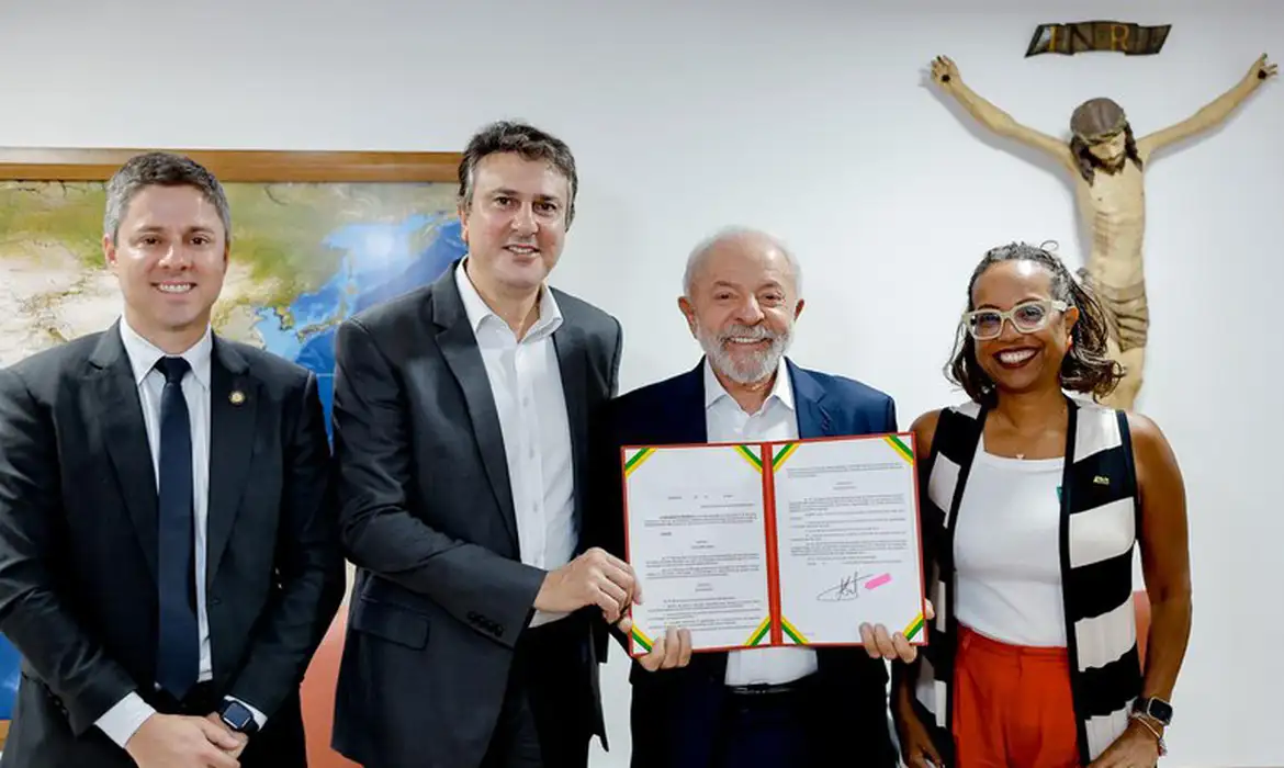 Lula lança programa nacional para melhorar o ensino de matemática com ações integradas em escolas públicas.
