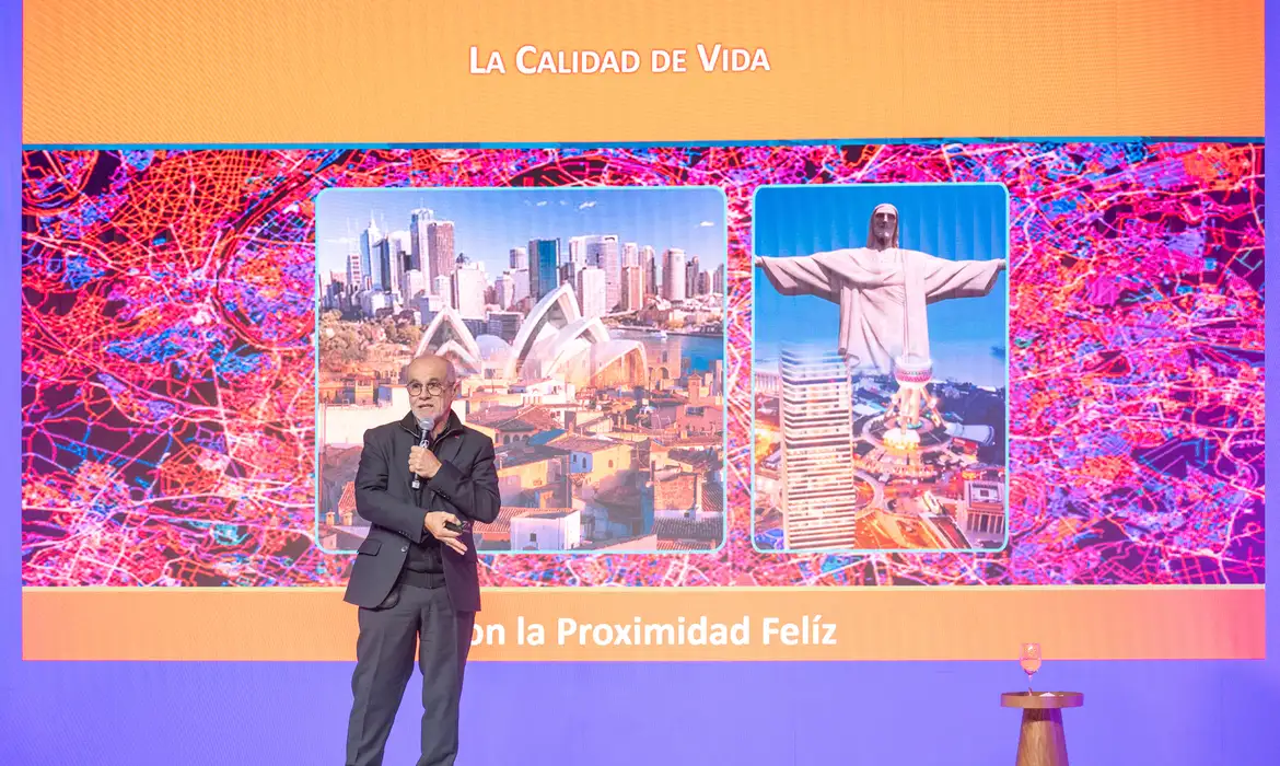 Carlos Moreno defende cidades mais humanas e sustentáveis, com acesso a serviços básicos a curta distância.