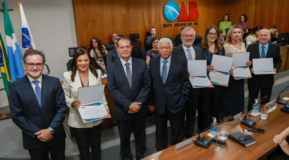 Da esq. para dir.: Bitto Pereira, Maria Aparecida Santana, Walfrido Azambuja Júnior, Ruy Falcão, Carlos Almeida, Daniely Toledo, Lígia Mascarenhas e Artur Saldanha durante o lançamento do Ementário do Tribunal de Ética da OAB/MS