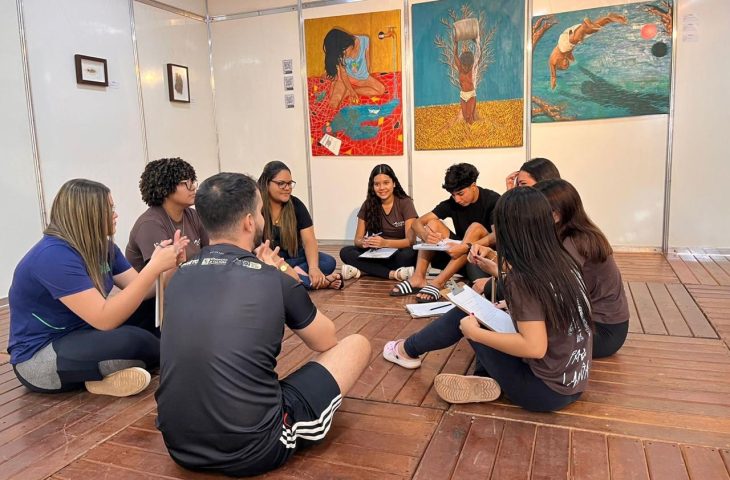 Oficina 'Práticas de Ateliê' convida público de todas as idades a explorar traços, cores e imaginação