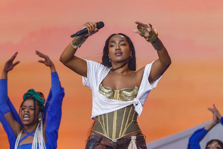 A cantora Iza, que anunciou término com o jogador Yuri Lima, em apresentação no The Town 2025, no palco Skyline.