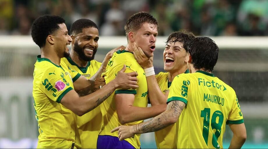 Jogadores do Palmeiras comemoram gol de Fuchs na vitória sobre o Red Bull Bragantino.