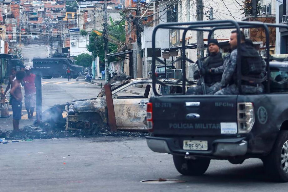 Cenário de guerra durante megaoperação da polícia no Complexo do Alemão, zona norte do Rio.