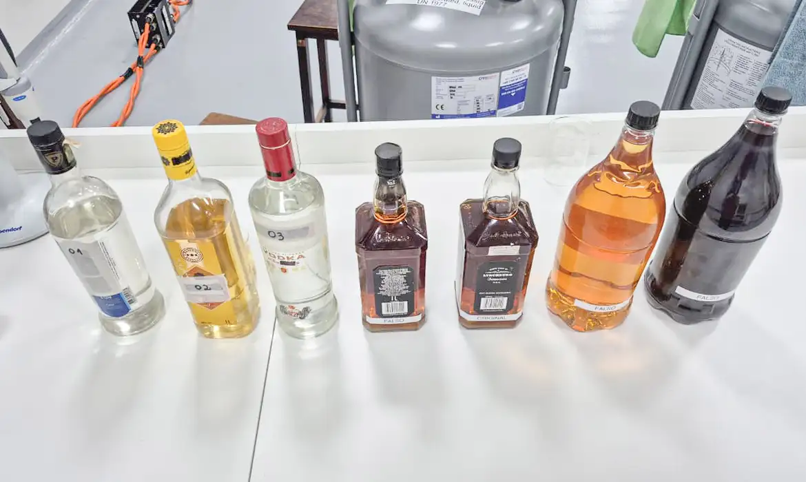 PF investiga uso de metanol abandonado para adulterar bebidas alcoólicas.