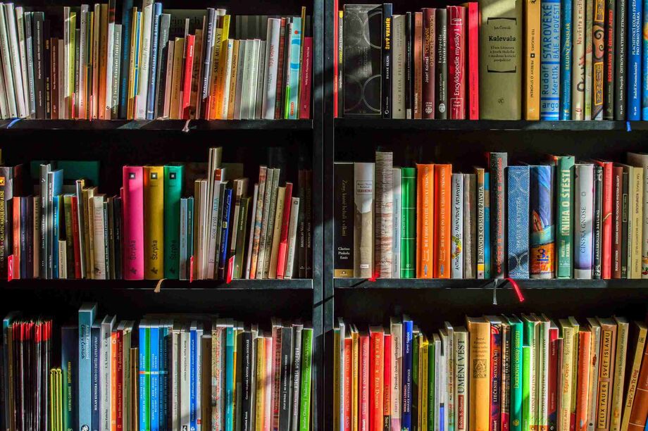 Vendas de livros crescem quase 9% no Brasil em 2025, segundo relatório do SNEL e Nielsen.