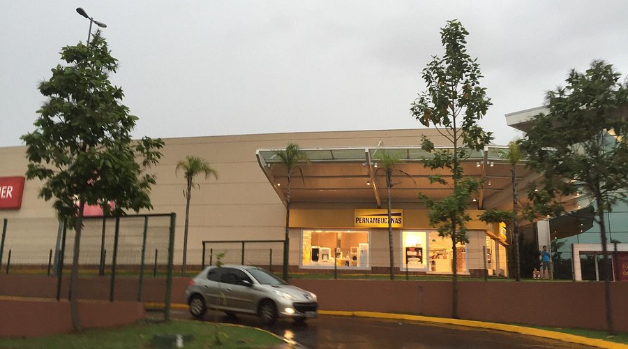 Shopping em Campo Grande é fechado após tentativa de invasão a joalheria; polícia busca suspeito.