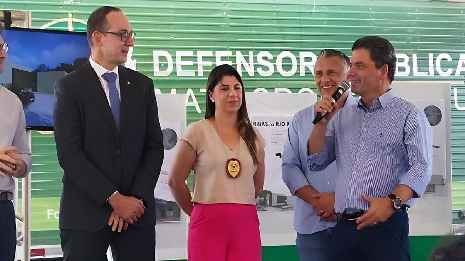 O prefeito de Maracaju, Marcos Calderan, fala ao público durante evento da Defensoria Pública, acompanhado por autoridades estaduais, entre elas o secretário de Governo, Frederico Felini.