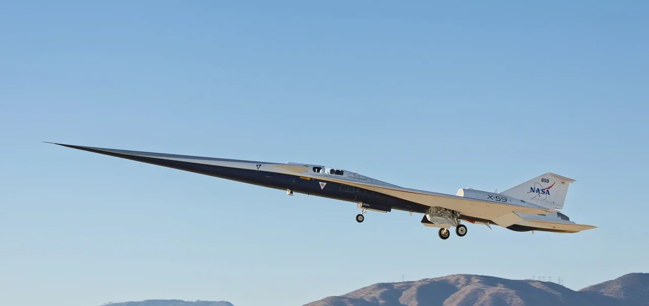 X-59, o avião supersônico da NASA, durante seu primeiro voo experimental sobre o deserto da Califórnia