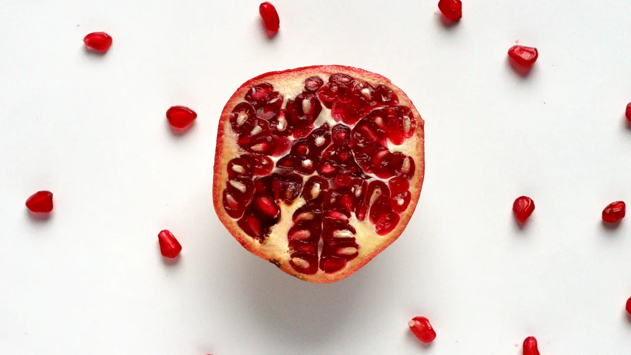 Chá de romã é uma bebida rica em antioxidantes e pode ajudar a fortalecer o sistema imunológico