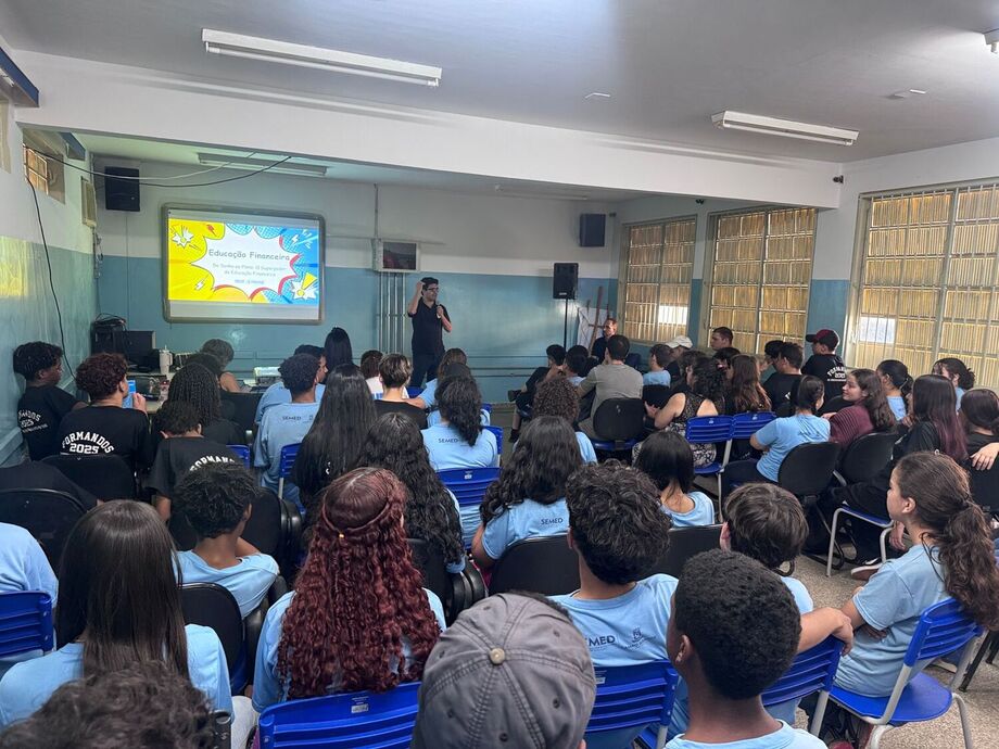 Procon realiza palestra no Cras São Conrado sobre finanças e prevenção a golpes com foco em inclusão social.