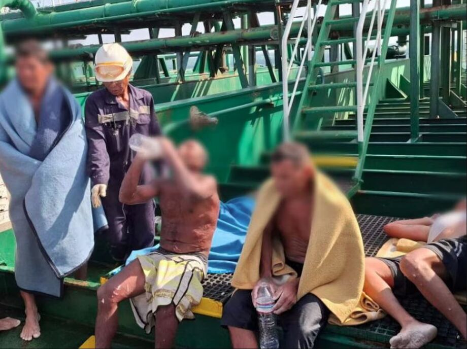 Pescadores ficaram mais de três dias em cima de boias até serem resgatados
