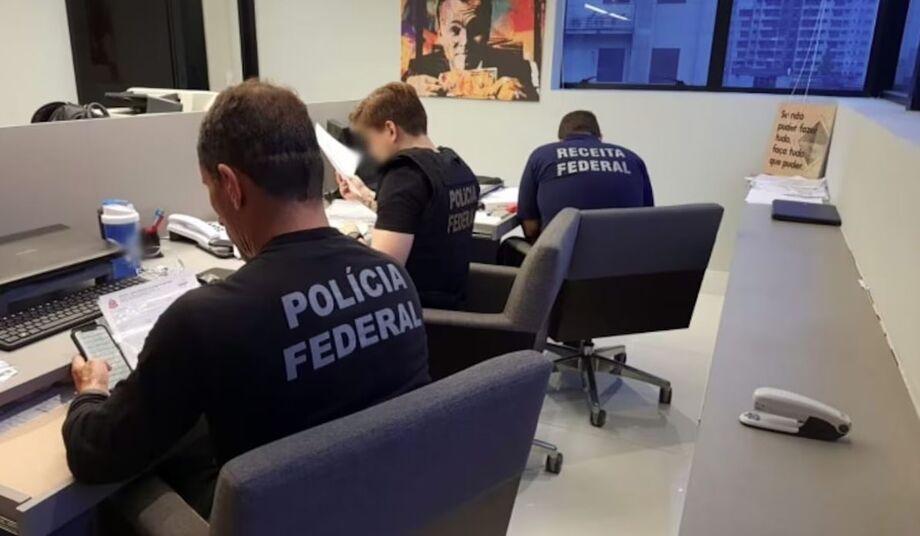 Agentes da PF e da Receita Federal vasculhas escritório de alvo da Operação Colossus: esquema movimentou R$ 61 bilhões