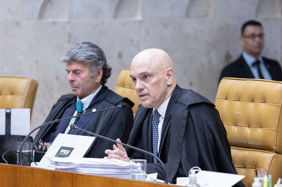 Moraes cobra explicações da defesa de Filipe Martins desligamento tornozeleira eletrônica.