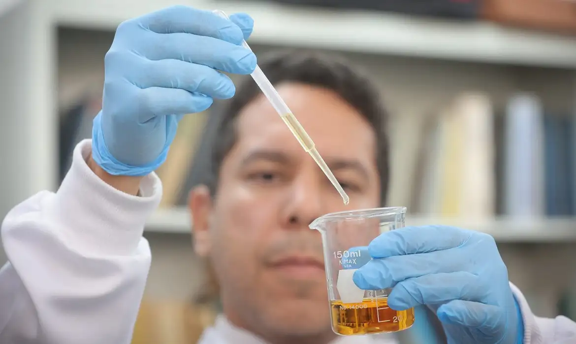 SES-RJ descarta metanol em mais 4 casos suspeitos. Apenas dois ainda estão sob investigação. Alerta à população continua com orientações sobre sintomas e importância do atendimento médico imediato.