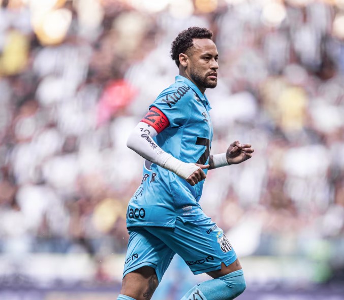 Neymar em ação pelo Santos com a camisa azul, terceiro uniforme do clube