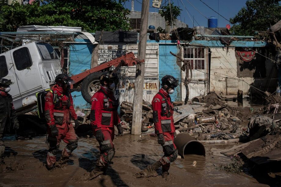 No domingo, 12, 39 pessoas seguiam desaparecidas. Na imagem, equipes de resgate trabalham numa rua em Poza Rica após inundação.