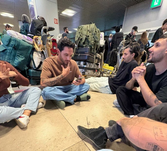 Passageiros aguardem no chão do aeroporto de Madri
