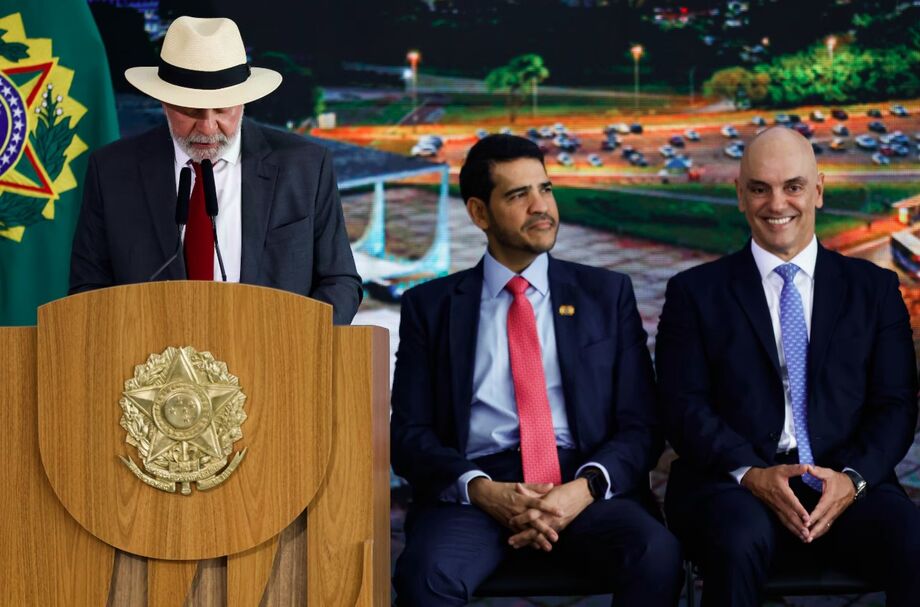 O presidente Lula em ato no Planalto ao lado de Jorge Messias e Alexandre de Moraes