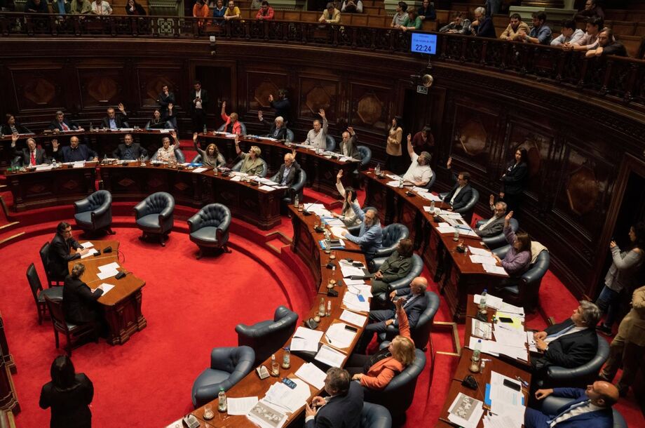 Senadores votam a favor de um projeto de lei para legalizar a eutanásia, em Montevidéu, Uruguai, quarta-feira, 15 de outubro de 2025