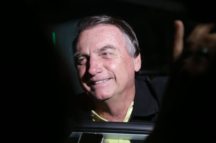Ministro do STF autorizou que Bolsonaro receba convidados para comemorar os 15 anos da filha durante prisão domiciliar